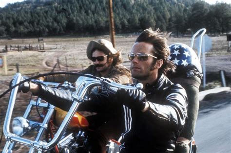 Easy Rider - A Motorcycle Journey Through Counterculture and Existentialism!